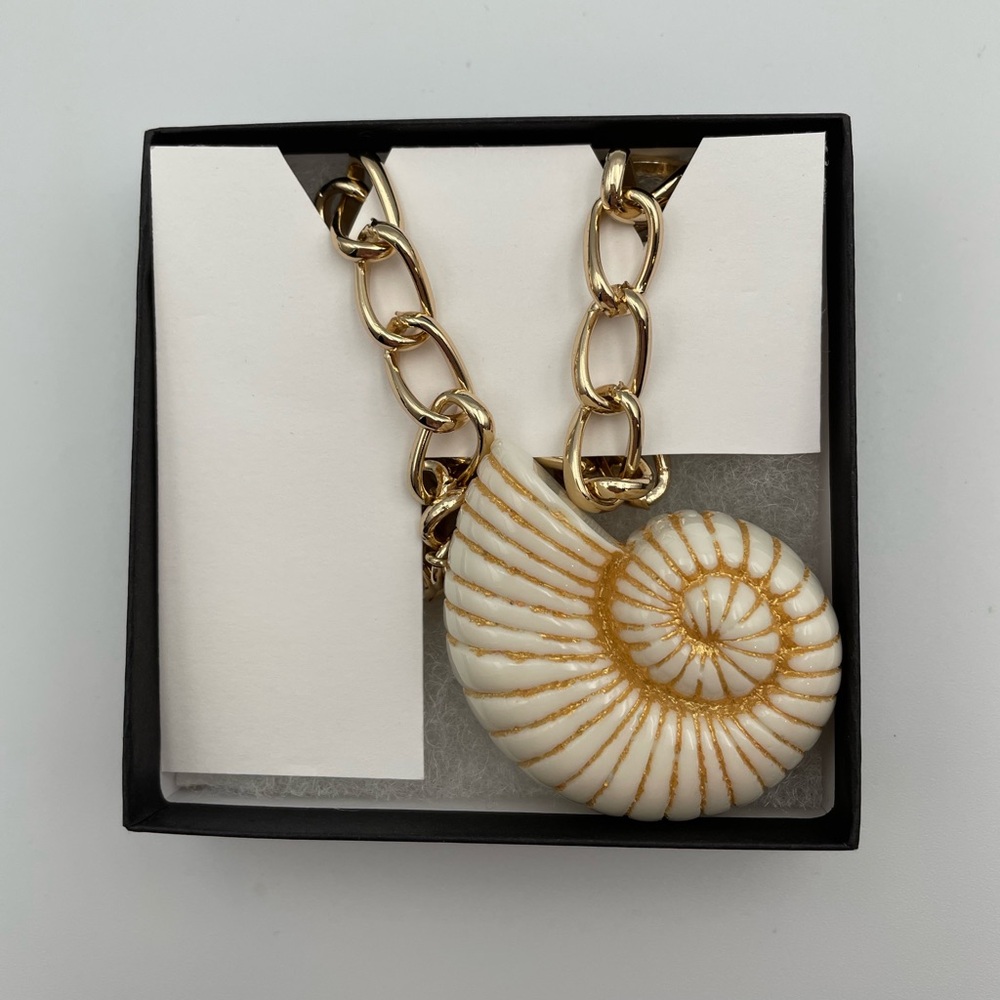 *New* True to Form Shell Pendant Gold Necklace - Picture 5 of 5